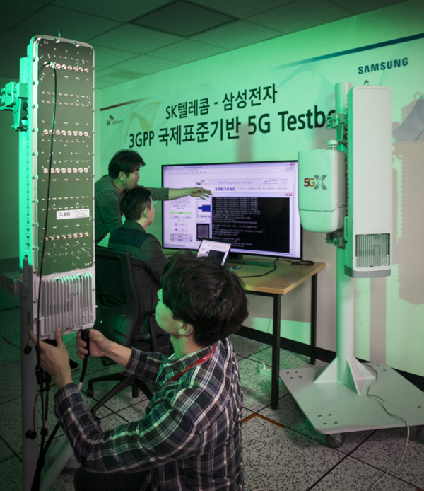 ▲SK텔레콤과 삼성전자 연구원들이 15일 SK텔레콤 분당사옥 5G 테스트베드에서 3.5GHz 대역 5G상용 장비로 퍼스트콜(First call)에 성공했다.(사진제공= SK텔레콤)