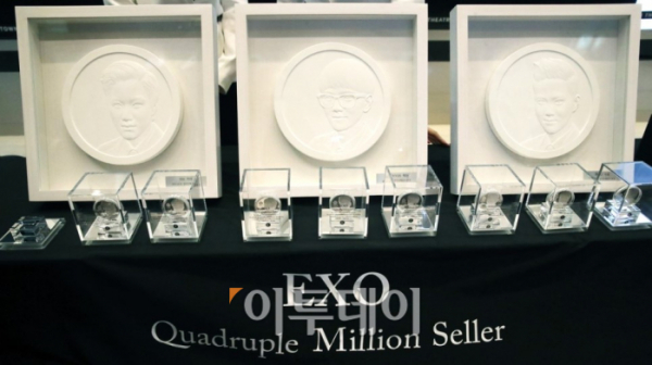 ▲조폐공사가 올해 4월 판매한 인기 한류스타 ‘엑소’기념메달.(조폐공사)
