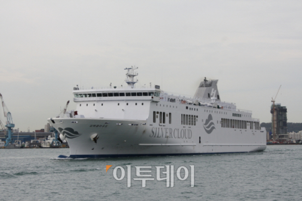 ▲연안여객선 현대화펀드 1호로 취항하는 실버클라우드호 전경.(해양수산부)