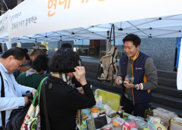 ▲현대해상 직원들이 서울 광화문 현대해상 본사 앞에서 열린 '사랑 나눔 장터'에서 물품을 판매하고 있다.(사진=현대해상)