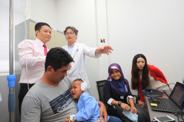 ▲KT-연세의료원의 지원으로 인공와우 이식 수술을 받은 캄보디아 청각장애아동 앙 티엔(3세)이 태어나서 처음으로 듣게 된 소리에 울음을 터트리고 있다.(사진제공= KT)