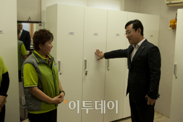 ▲오영식 코레일 사장(사진 오른쪽)이 18일 오전 대전역 환경미화원 휴게실을 살펴보고 있다.(코레일)