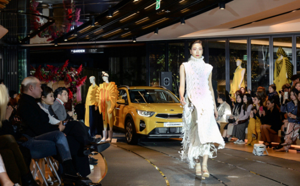 ▲기아차 대표모델 5가지를 색다른 패션 작품으로 재해석한 패션아트 이벤트가 21일 열렸다. (사진제공=기아차)