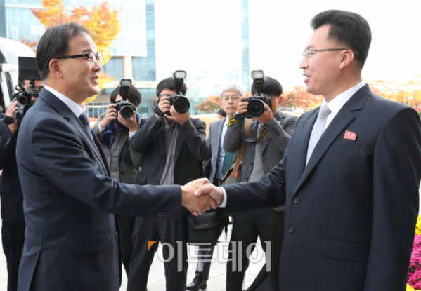 ▲남북 산림협력 회담 남쪽 수석대표를 맡은 박종호 산림처 차장(왼쪽)과 북쪽 수석대표를 맡은 김성준 국토환경보호성 산림총국 부총국장이 지난해 10월 22일 개성 남북공동연락사무소에서 회담에 앞서 악수를 하고 있다.( 사진공동취재단)