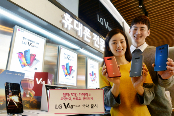 ▲LG전자가 24일 이통3사와 자급제로 전략 프리미엄 스마트폰 LG V40 ThinQ 를 국내에 출시한다. 23일 모델이서울시 강남구에 위치한 LG 베스트샵 강남본점에서  LG V40 씽큐를 소개하고 있다.(사진제공 LG전자)