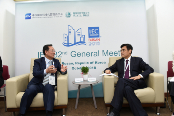 ▲김종갑(왼쪽) 한국전력 사장은 슈인바오 중국국가전망공사 동사장(이사장)을 만나 한중 전력 분야 협력을 논의하고 '한-중 전력연계사업을 위한 공동 개발합의서(JDA)'를 올해 안에 체결하기로 합의했다.(한국전력공사)
