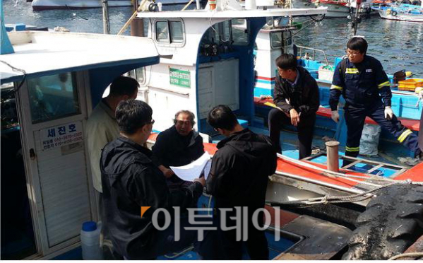 ▲해양수산부 등 유관기관이 올해 3월 어선사고 예방을 위한 합동 안전점검을 하고 있다.(해양수산부)
