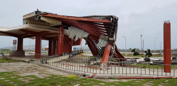 ▲25일(현지시간) 사이판 국제공항의 시설물이 태풍 '위투'의 여파로 무너져 있다. 사이판/로이터연합뉴스
