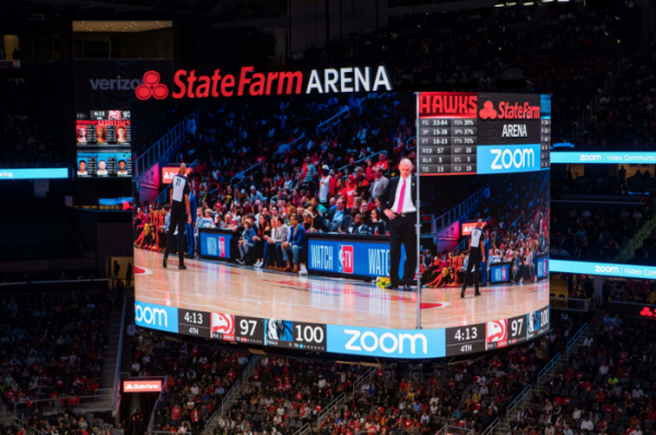 ▲삼성전자가 미국 프로 농구(NBA)팀 '애틀랜타 호크스'의 홈경기장인           '스테이트 팜 아레나(State Farm Arena)'에 스마트 LED 사이니지를 활용해 초대형 스크린을 설치했다.(사진제공=삼성전자)
