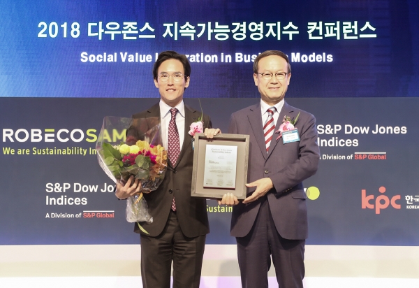 ▲한국타이어는 17일 그랜드 하얏트 서울 호텔에서 개최된 ‘2018 다우존스 지속가능경영지수 국제 컨퍼런스’에서 ‘다우존스 지속가능경영지수(DJSI; Dow Jones Sustainability Indices, 이하 DJSI) 월드’를 수상했다. (사진제공=한국타이어)