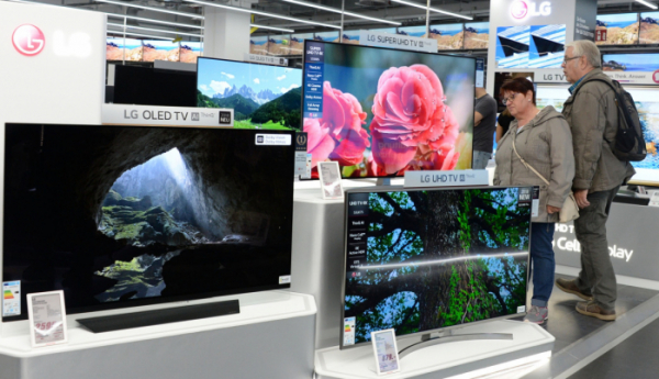 ▲LG전자 OLED TV는 해외 여러 전문매체들로부터 완벽한 블랙을 구현한다는 등 호평을 받고 있다. (사진제공=LG전자)