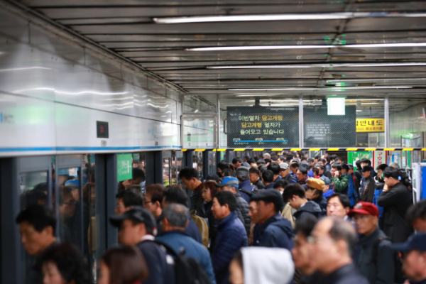 ▲서울을 비롯한 전국 40여개 지하철에서 도쿄보다 3배 높은 수준의 라돈이 검출됐다는 연구결과가 나왔다. 사진은 시민들이 모여있는 서울의 한 지하철 역(연합뉴스)