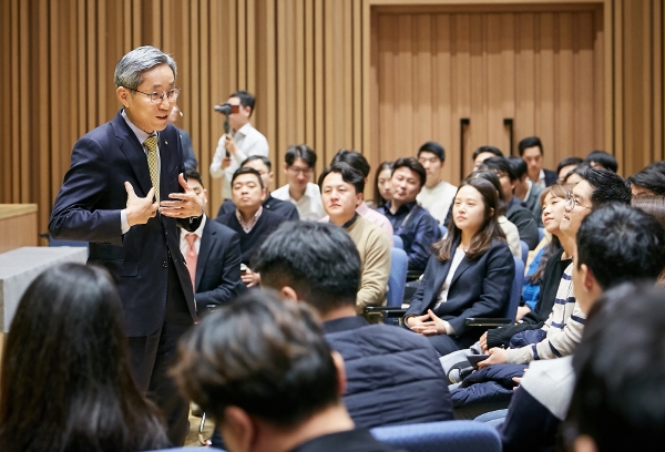 ▲KB금융그룹 윤종규 회장이 The-K 타워 지하 2층 그랜드홀에서 KB금융그룹 직원 300여명과 ‘직원과의 자유로운 질문 및 답변’ 코너를 진행하고 있다. 사진제공=KB금융