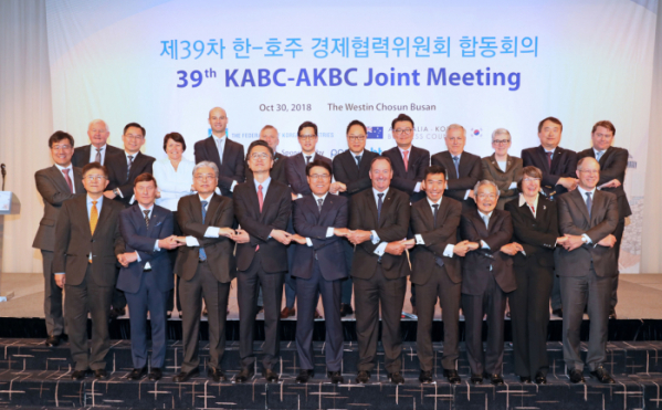 ▲전경련은 호-한 경제협력위원회(AKBC)와 함께 30일 부산 웨스틴조선호텔에서 한호 기업 및 정부 관계자 약 170명이 참석한 가운데 '제39차 한-호주 경제협력위원회 합동회의'를 개최, 내빈들이 기념촬영을 하고 있다. 사진 왼쪽 네번째부터 정현민 부산행정부시장, 최정우 위원장, 마크베일 위원장, 제임스초이 주한 호주대사, 권태신 전경련 부회장(사진 제공=전경련)