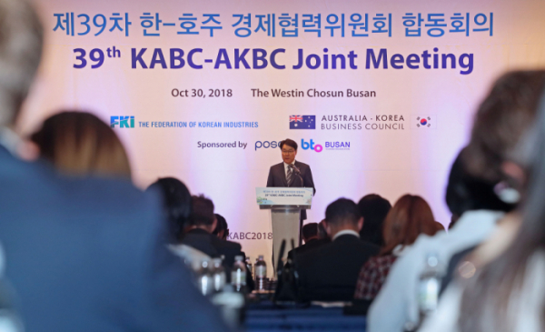 ▲전경련은 호-한 경제협력위원회(AKBC)와 함께 30일 부산 웨스틴조선호텔에서 한호 기업 및 정부 관계자 약 170명이 참석한 가운데 '제39차 한-호주 경제협력위원회 합동회의'를 개최, 최정우 위원장이 인사말을 하고 있다.(사진 제공=전경련)