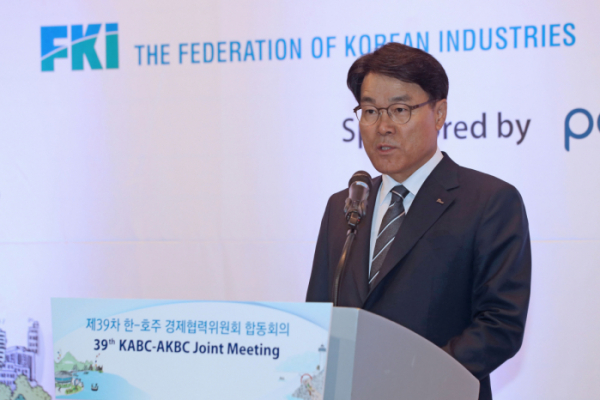 ▲전경련은 호-한 경제협력위원회(AKBC)와 함께 30일 부산 웨스틴조선호텔에서 한호 기업 및 정부 관계자 약 170명이 참석한 가운데 '제39차 한-호주 경제협력위원회 합동회의'를 개최, 최정우 위원장이 인사말을 하고 있다.(사진 제공=전경련)