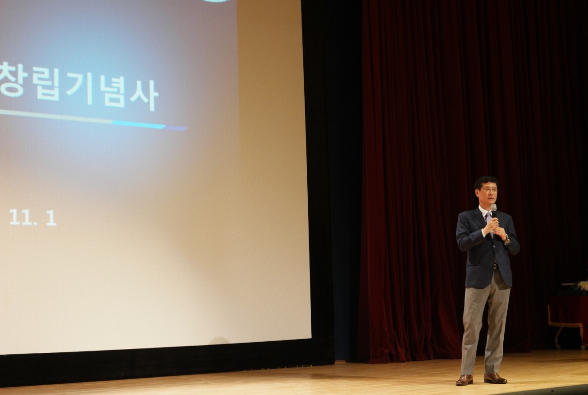 ▲삼성전기 이윤태 사장이 창립기념사를 하고 있다.(사진제공 삼성전기)