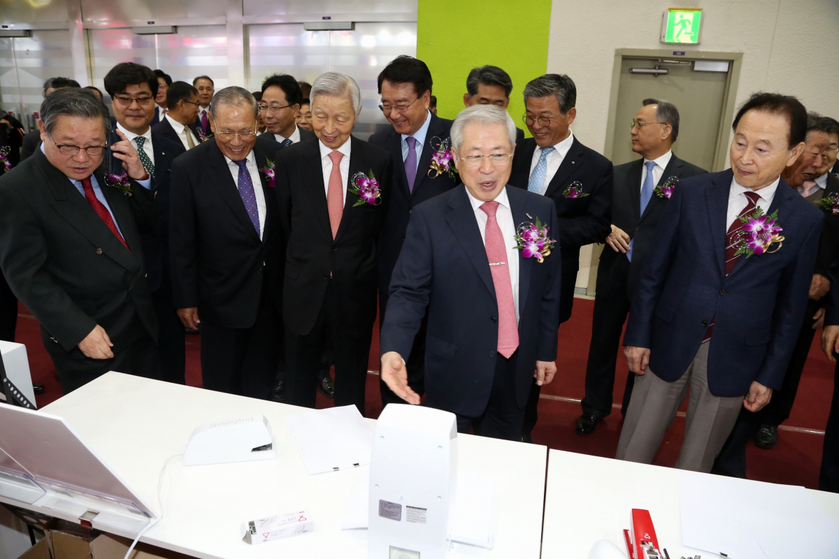 ▲SISOFAIR 2018에서 1일 이동재 문구 이사장이 제품을 둘러보고 있다.(사진제공=중기중앙회)