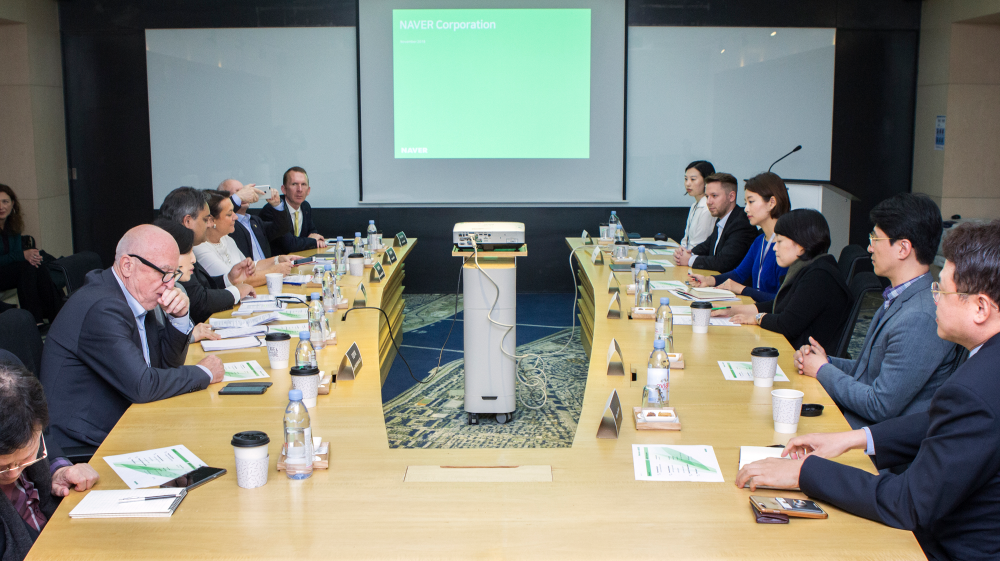 ▲경기도 성남시에 위치한 네이버 그린팩토리를 방문한 유럽의회 LIBE 대표단이 한성숙 네이버 대표(오른쪽 세번째), 이진규 개인정보보호책임자 등 관계자들과 의견을 교환하고 있다.(네이버)