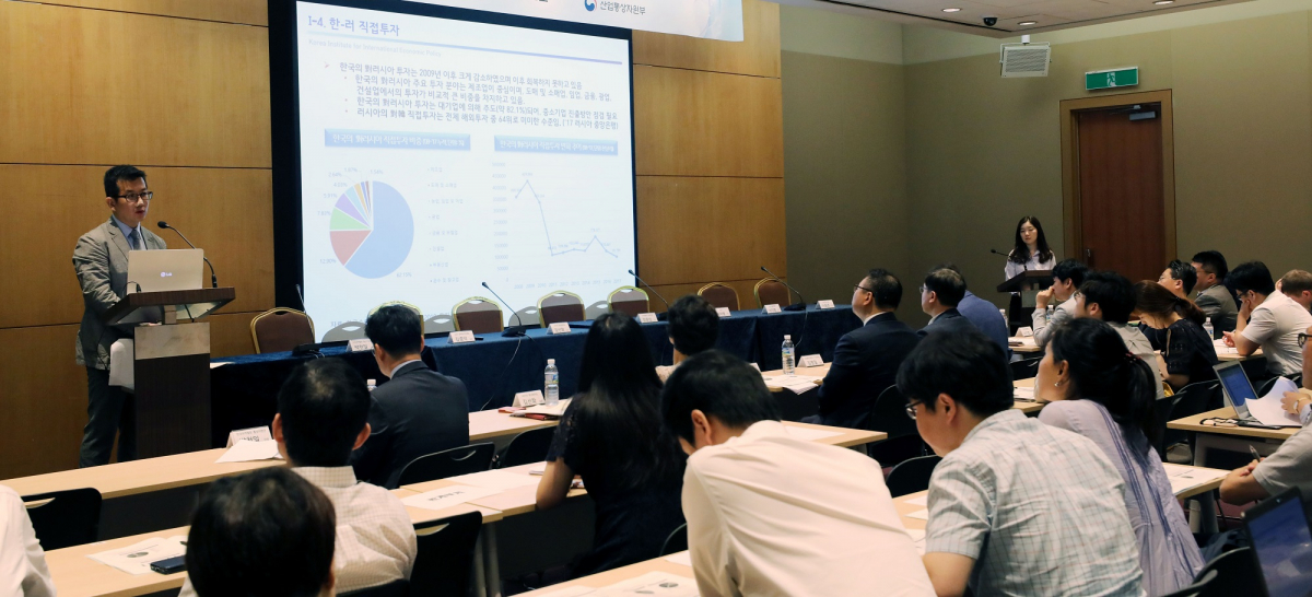 ▲8월 7일 서울 삼성동 코엑스에서 열린 한-러 서비스투자 FTA 공청회에서 김종덕 대외경제정책연구원 다자통상팀장이 '한-러 서비스·투자 FTA의 경제적 영향평가'라는 주제로 발표를 하고 있다(자료사진).(뉴시스)