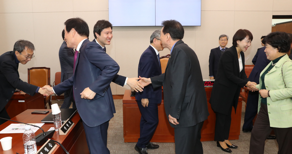 ▲1일 오전 국회에서 에너지 특별위원회 첫 전체회의가 끝난 후 여야의원들이 인사하고 있다.(연합뉴스)