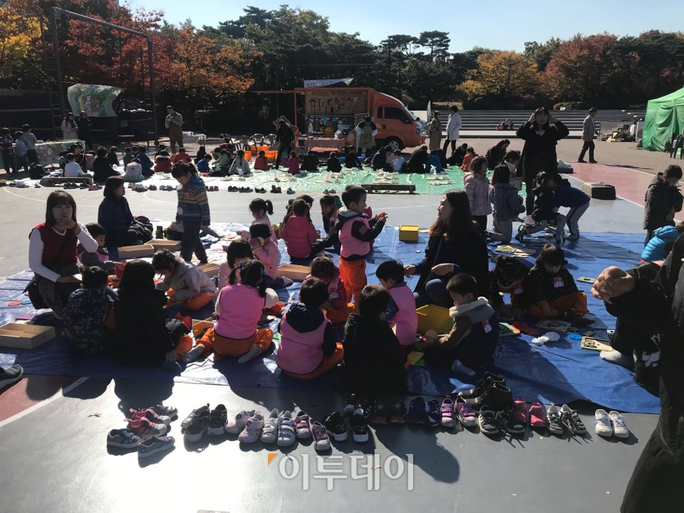 ▲장애아동과 함께 행사에 참가한 학부모들은 장애전담 어린이집을 찾아 하루 종일 전전한다면서 부족한 특수교사의 확충을 호소했다. (나경연 기자 contest@)