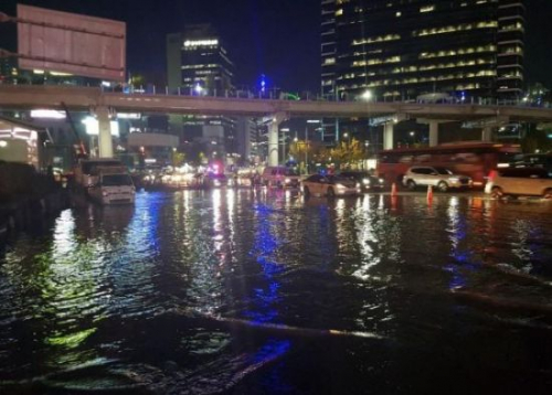 ▲1일 중구 서울역 근처의 상수도관이 누수되면서 도로가 물에 잠겼다.(연합뉴스)