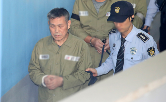 ▲신도 성폭행 혐의로 구속 기소된 이재록 만민중앙교회 목사가 8일 오전 서울 서초구 서울중앙지법에서 열린 12차 공판에 출석하고 있다.(뉴시스)