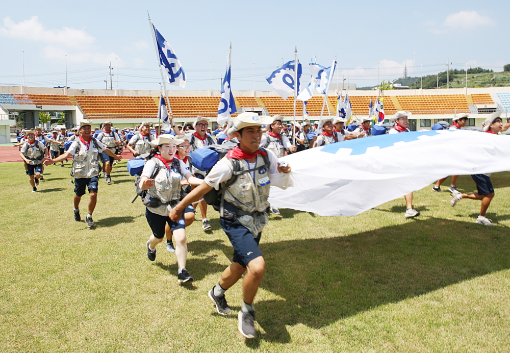 ▲제21회 동아제약 대학생 국토대장정 완주식에서 참가 대원들이 완주식장으로 힘차게 뛰어오고 있다.(사진제공=동아제약)