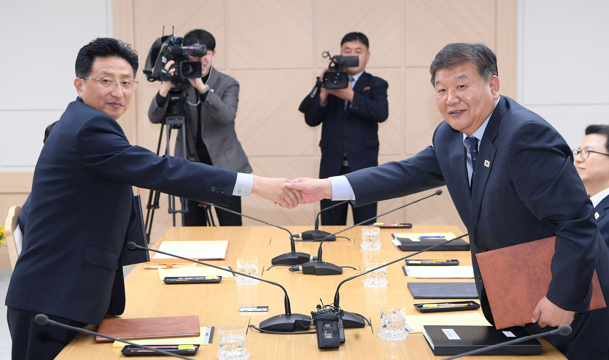 ▲노태강 문화체육관광부 제2차관(오른쪽)이 2일 북측 개성 남북공동연락사무소에서 열린 남북체육분과회담에서 합의문을 교환한 뒤 원길우 북한 체육성 부상과 악수하고 있다.(사진공동취재단)