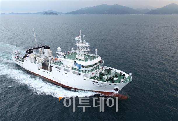 ▲해양수산부는 ‘탐구 22호’가 6일 취항한다고 밝혔다. 탐구 22호는 우리나라 배타적 경제수역(EEZ) 내에서 중간보급 없이 최대 30일까지 장기간의 조사를 수행할 수 있다.(해양수산부)