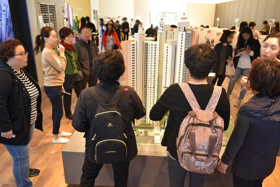 ▲e편한세상 연산 더퍼스트 견본주택 내부 모습(사진=대림산업)