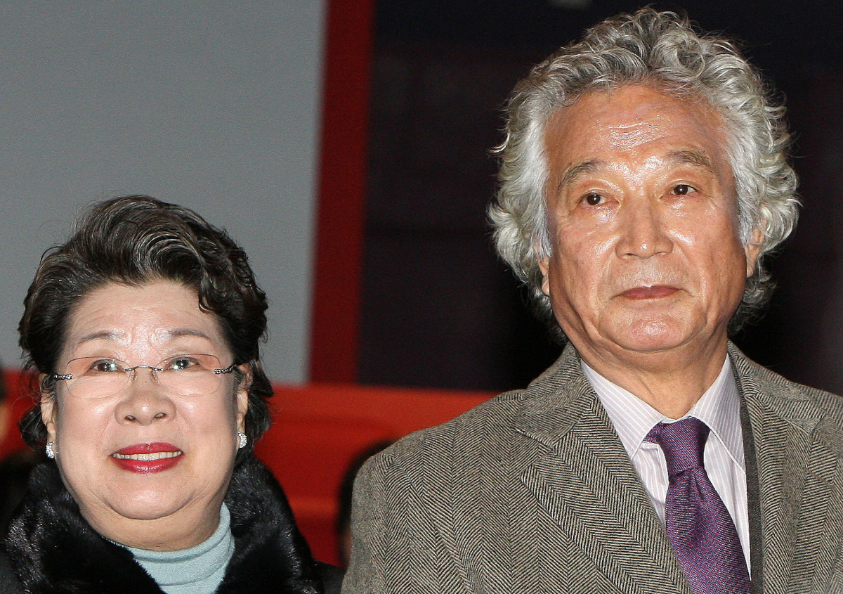 ▲4일 새벽 한국 영화계의 큰 별 배우 신성일(오른쪽)이 81세의 일기로 영면에 들었다. 부인인 배우 엄앵란(왼쪽)이 이날 고인을 기리며 남긴 말이 화제가 되고 있다.(연합뉴스)