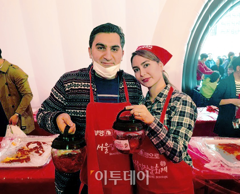 ▲모하메드 마흐디(왼쪽)와 시마 부부는 4일 서울광장에서 열린 ‘서울김장문화제 2018’의 ‘외국인 김장간’ 행사에 참석해 김장하는 법을 배운 뒤 “앞으로도 김치를 직접 해 먹을 수 있을 것 같다”며 환한 미소를 지었다. (이재영 기자 ljy0403@)