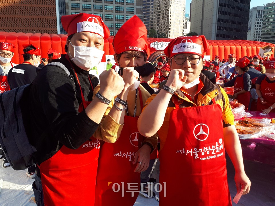 ▲편도건(오른쪽), 주경철(왼쪽) 씨 등 회사 동료들이 4일 서울광장에서 열린 ‘서울김장문화제 2018’의 사랑의 김장나누기 행사에 참석해 화이팅을 외치고 있다. (이재영 기자 ljy0403@)
