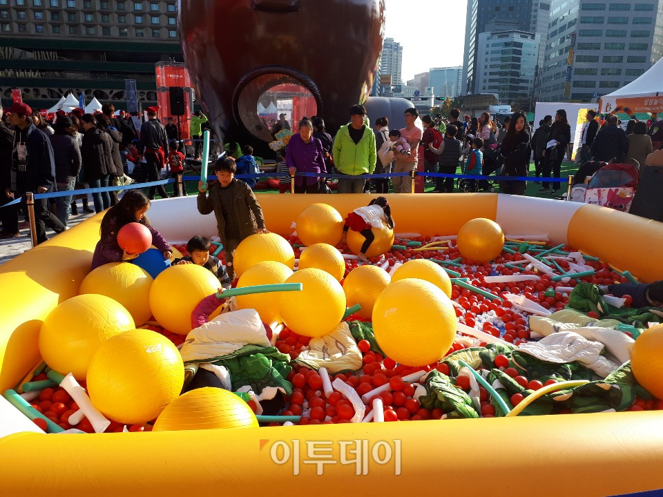 ▲어린이들이 김치상상놀이터에서 뛰놀며 김치를 보다 친근하게 놀이로 접하고 있다. (이재영 기자 ljy0403@)