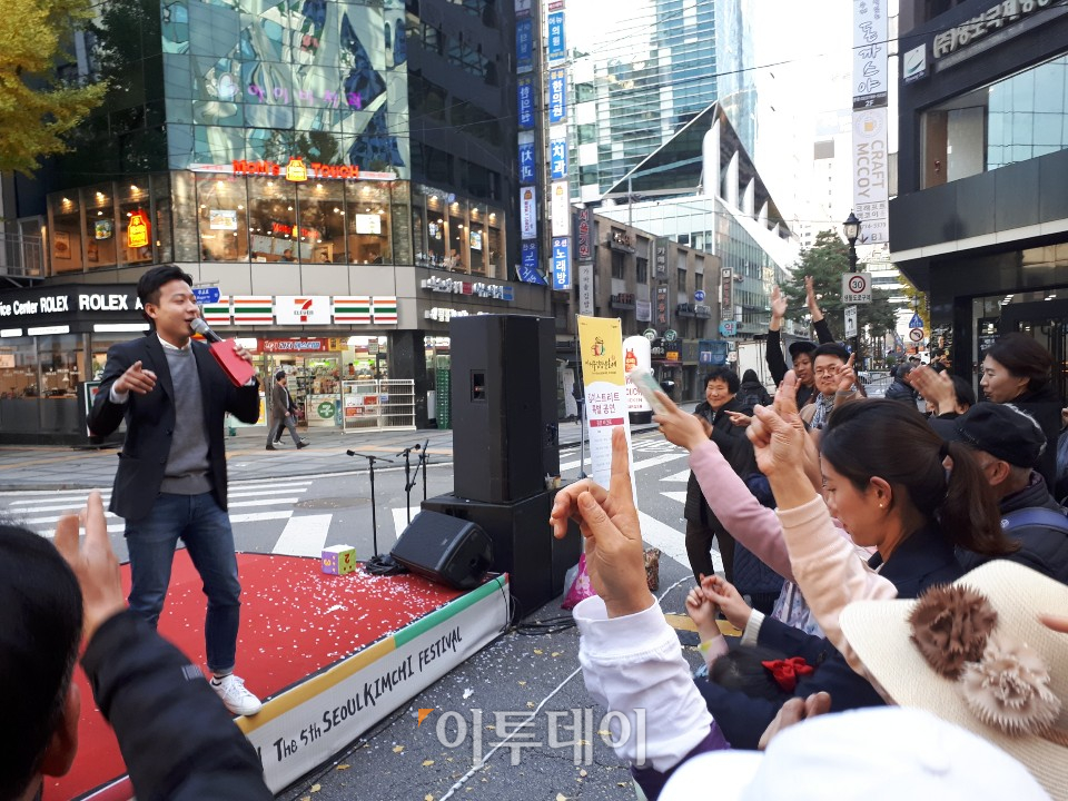 ▲‘서울김장문화제 2018’의 서울거리예술단 행사에서 MC의 진행에 시민들이 함께 춤을 추며 호응하고 있다. (이재영 기자 ljy0403@)