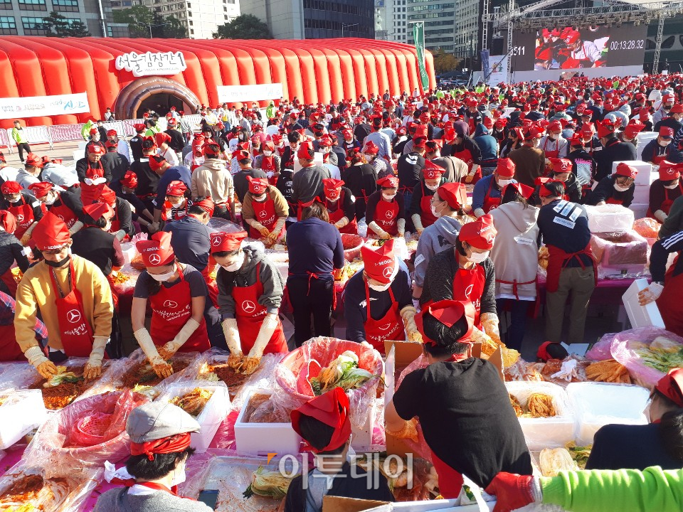 ▲3500여 명의 시민들이 4일 오후 서울광장에서 열린 ‘서울김장문화제 2018’에 참석해 사랑의 김장나누기를 진행하고 있다. 이날 행사에서 시민들은 월드기네스 기록을 달성하며 그 의미를 더했다. (이재영 기자 ljy0403@)