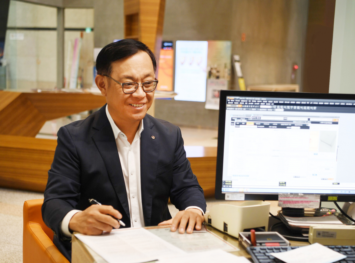 ▲권희백 한화투자증권 대표이사가 5일 개인형 퇴직연금(IRP) 가입을 위해 서류를 작성하고 있다.(사진제공=한화투자증권)