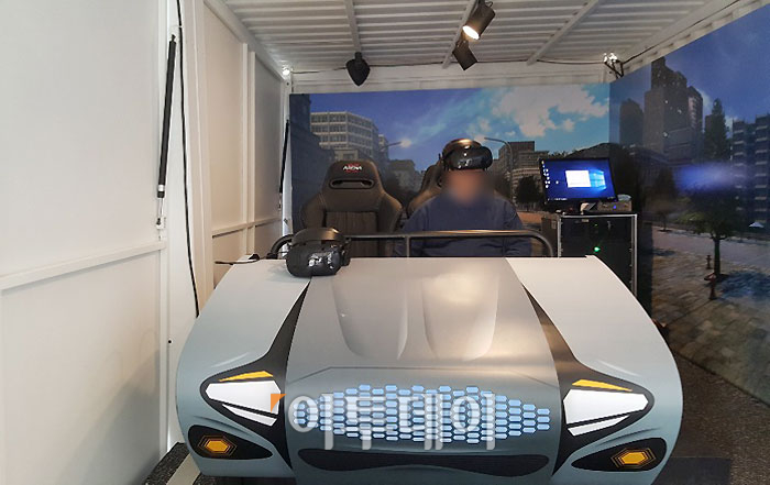 ▲한 시민이 VR를 통해 음주운전 간접 체험을 하고 있다. (유정선 기자 dwt84@)