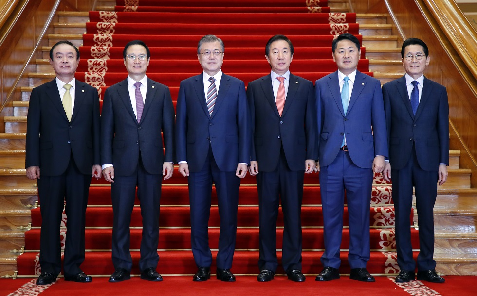 ▲문재인 대통령이 5일 청와대에서 여야 5당 원내대표들과 여야정 상설협의체 첫 회의에 앞서 기념촬영을 하고 있다.    왼쪽부터 민주평화당 장병완 원내대표, 더불어민주당 홍영표 원내대표, 문 대통령, 자유한국당 김성태 원내대표, 바른미래당 김관영 원내대표, 정의당 윤소하 원내대표. (연합뉴스)