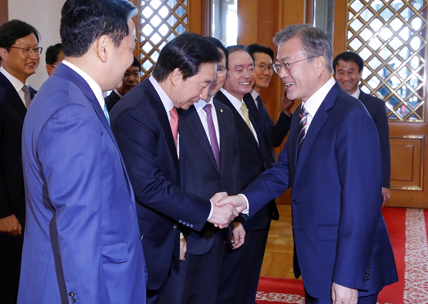 ▲문재인 대통령이 5일 청와대에서 여야 5당 원내대표들과 여·야·정 상설협의체 첫 회의를 하기 위해 입장하며 자유한국당 김성태 원내대표와 인사를 나누고 있다.(연합뉴스)