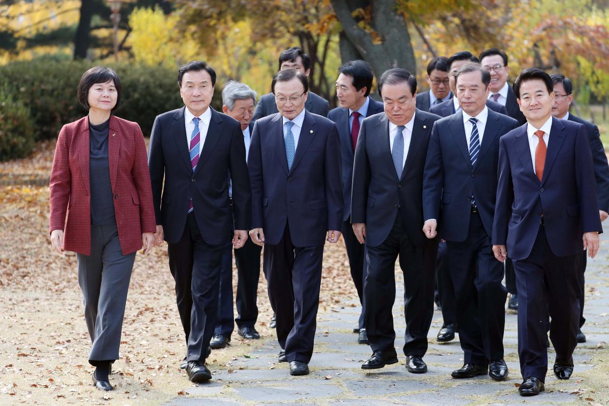 ▲문희상 국회의장과 여야대표들이 5일 오찬을 함께하기 위해 국회 사랑재로 이동하고 있다. 왼쪽부터 정의당 이정미 대표, 바른미래당 손학규 대표, 더불어민주당 이해찬 대표, 문희상 의장, 자유한국당 김병준 비대위원장, 민주평화당 정동영 대표. (연합뉴스)