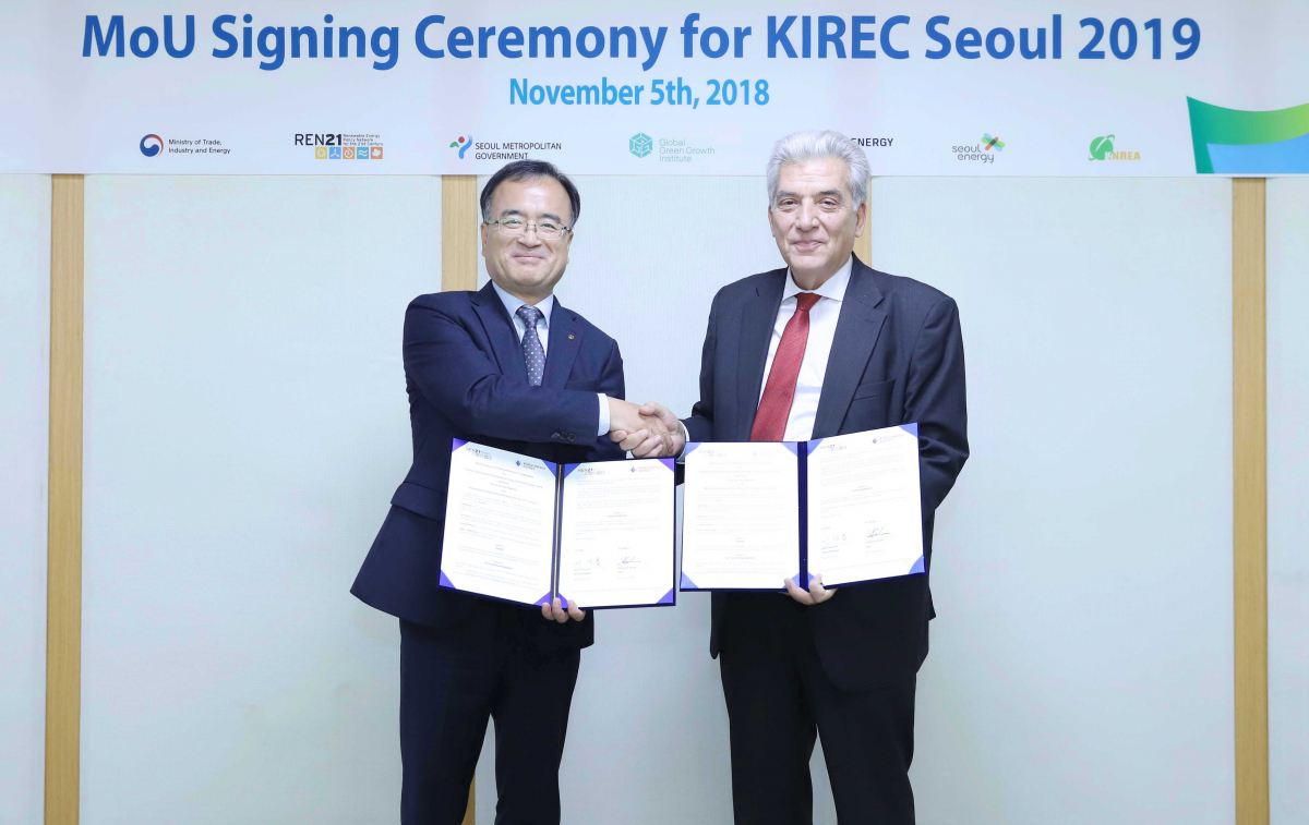 ▲한국에너지공단은 5일 경기 용인시 본사에서 에너지 분야 국제 NGO 'REN21(Renewable Energy Policy Network for the 21st Century)'과 2019년 세계재생에너지총회 개최를 위해 협력하기로 업무협약(MOU)을 맺었다. 왼쪽부터 이상홍 에너지공단 이사장 직무대행, 아서로스 저보스 REN21 집행위원회 의장.(한국에너지공단)