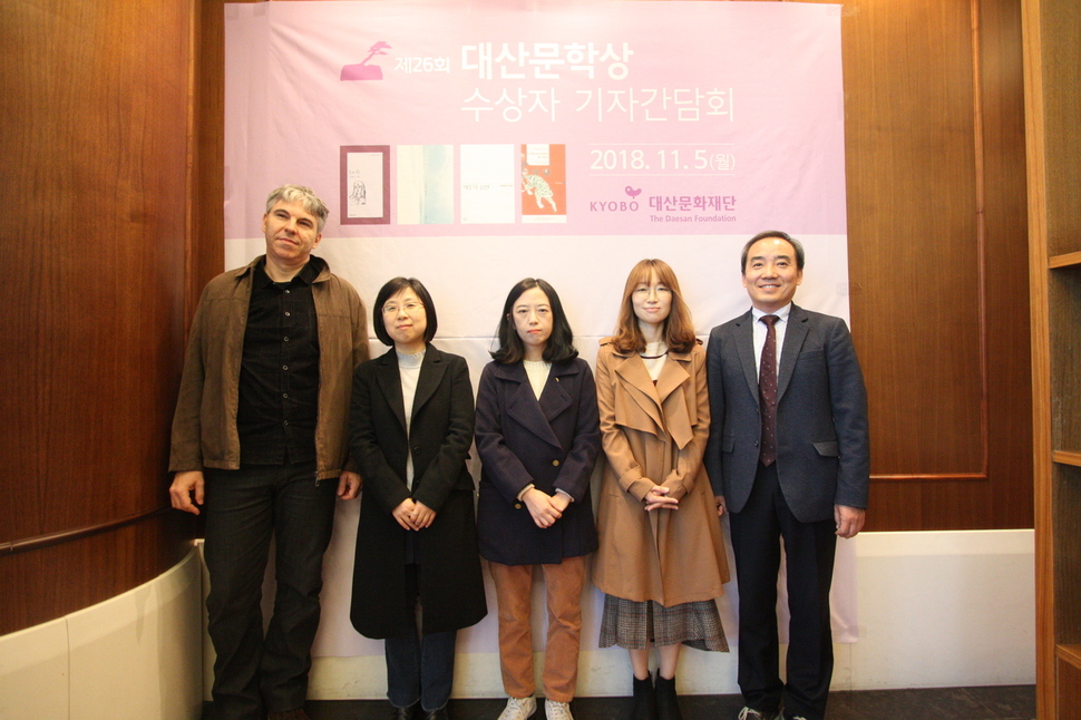 ▲제26회 대산문학상 수상자들. 오른쪽부터 평론가 우찬제 교수, 소설가 최은미, 시인 강성은, 번역자 조은라·스테판 브와.(사진제공=대산문화재단)