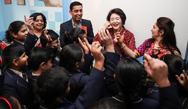 ▲모디 인도 총리의 초청으로 인도를 방문 중인 문재인 대통령 부인 김정숙 여사가 5일 오전(현지시간) 뉴델리 ASN 종합 학교를 방문해 IT 기술을 이용한 수업을 체험한 뒤 학생들과 대화하고 있다.(뉴델리/연합뉴스)
