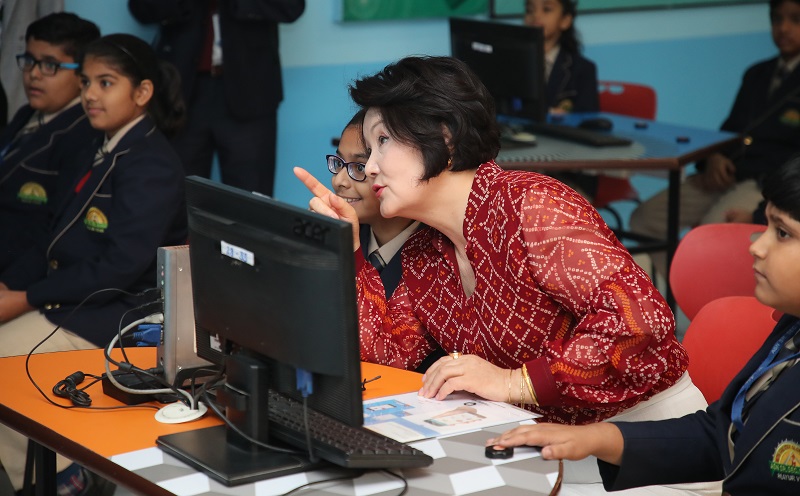▲모디 인도 총리의 초청으로 인도를 방문 중인 문재인 대통령 부인 김정숙 여사가 5일 오전(현지시간) 뉴델리 ASN 종합 학교를 방문해 IT 기술을 이용한 수업을 체험하다 학생과 대화하고 있다.(뉴델리/연합뉴스)