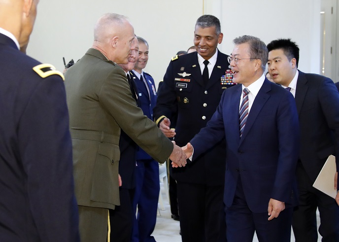 ▲문재인 대통령이 5일 오후 청와대에서 열린 주한미군 주요직위자 격려 차담회에서 2년 6개월여 임기를 마치고 다음 달 한국을 떠나는 빈센트 브룩스 한미연합사령관(가운데)의 안내를 받으며 참석자들과 인사하고 있다.(연합뉴스)