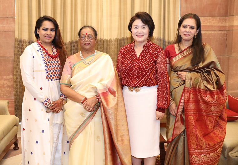 ▲모디 인도 총리의 초청으로 인도를 방문 중인 문재인 대통령 부인 김정숙 여사가 5일 오후(현지시간) 뉴델리 인도 대통령궁에서 사비타 코빈드 인도 영부인과 오찬하기 위해 만나 코빈드 인도 대통령의 딸, 며느리와 기념 촬영을 하고 있다.(뉴델리/연합뉴스)