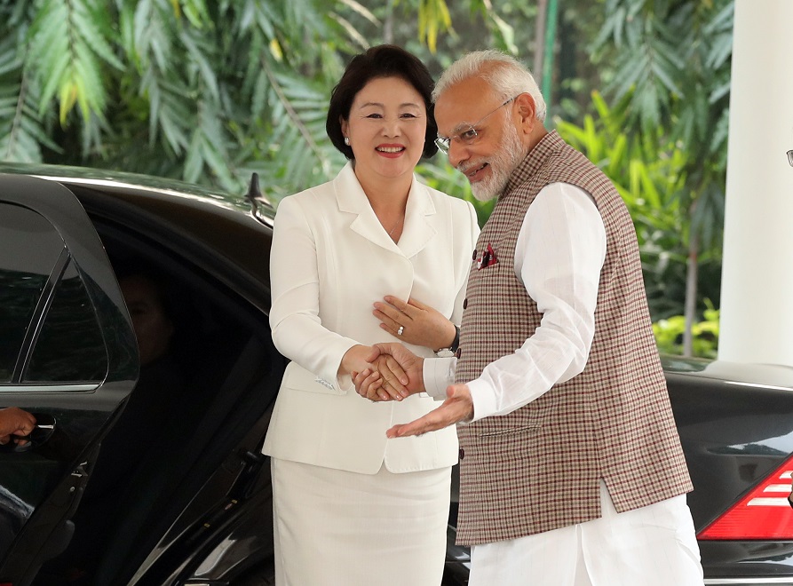 ▲나렌드라 모디 인도 총리의 초청으로 인도를 방문한 문재인 대통령 부인 김정숙 여사가 5일 오후(현지시간) 뉴델리 총리 관저에서 모디 총리와 만나 악수하고 있다.(뉴델리/연합뉴스)